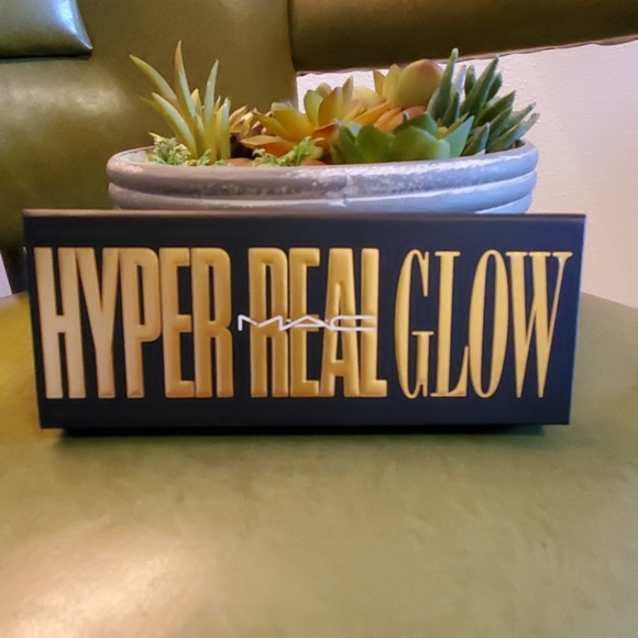 MAC Hyper Real Glow - Picture 2 of 2